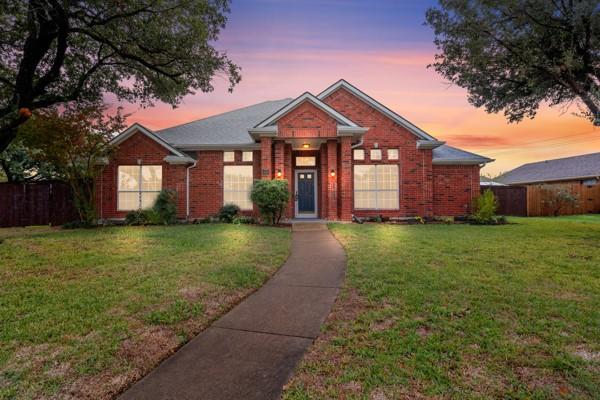 view of front of house featuring a lawn