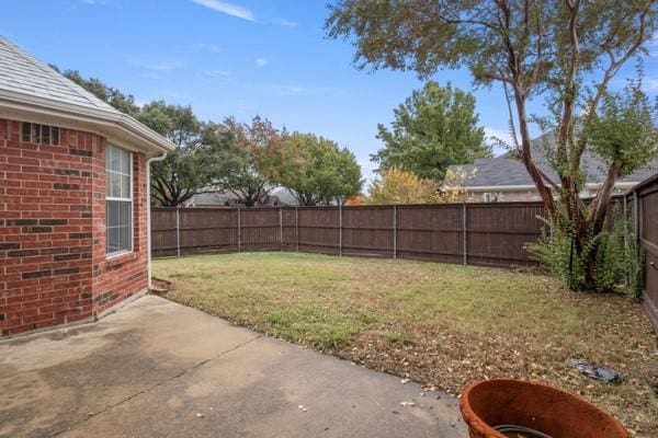 view of yard featuring a patio area