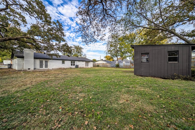 view of yard with a storage unit