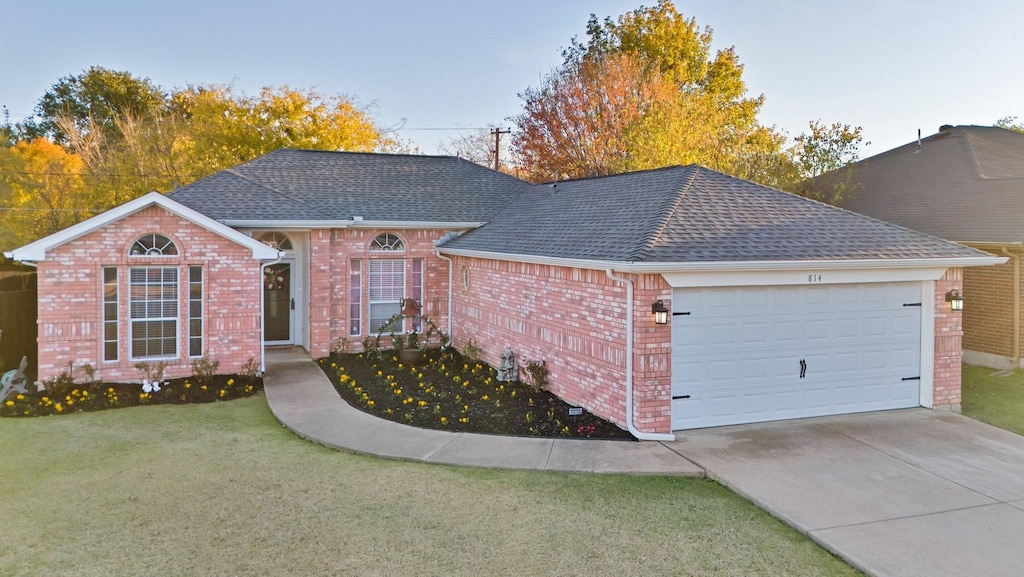 view of front facade featuring a garage and a front yard