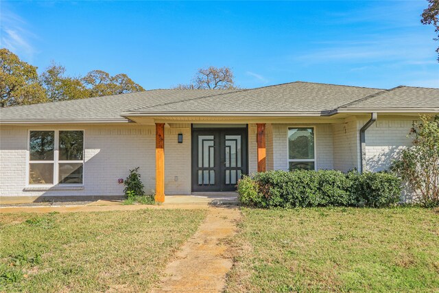 single story home with a front yard