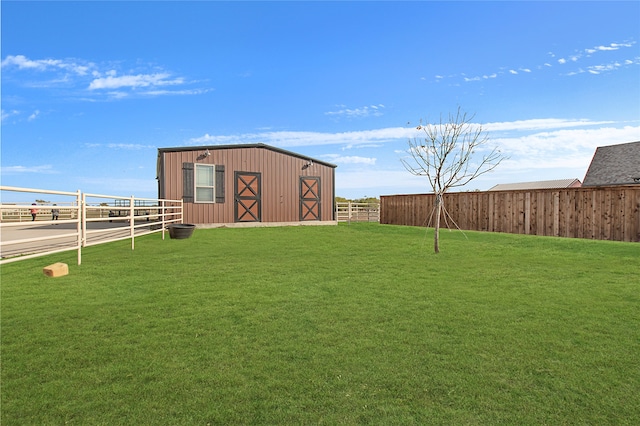 view of yard with an outbuilding