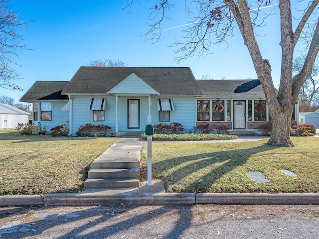 ranch-style home featuring a front lawn