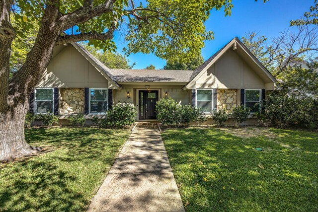 view of front of property with a front yard