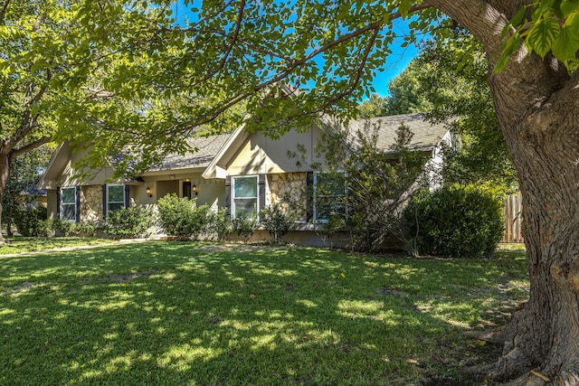 view of front facade with a front yard