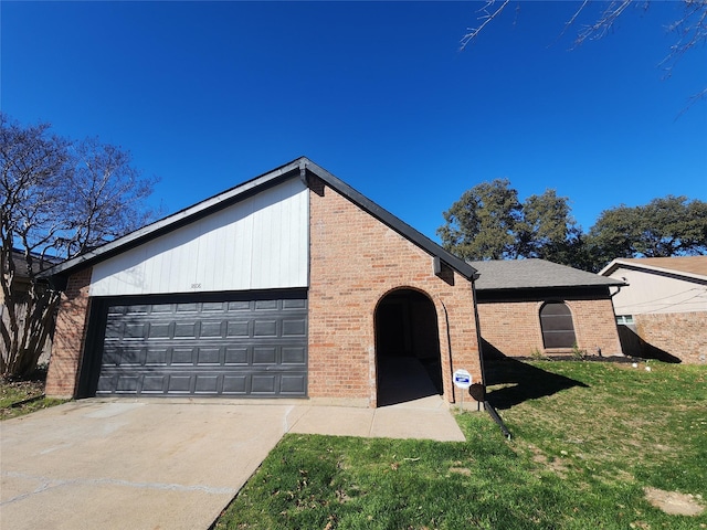 view of front facade featuring a garage and a front yard