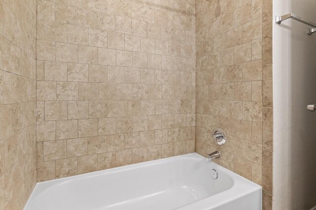 bathroom with tiled shower / bath