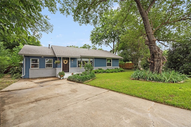 ranch-style home with a front lawn