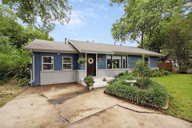 single story home featuring a front lawn