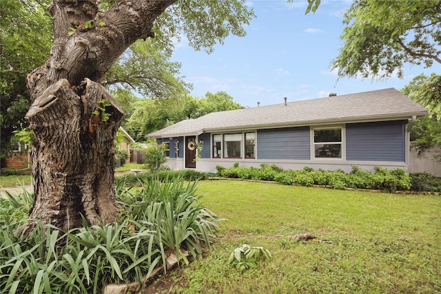 view of front of house with a front lawn