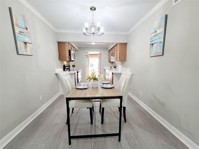 living room featuring crown molding, light hardwood / wood-style flooring, and ceiling fan with notable chandelier