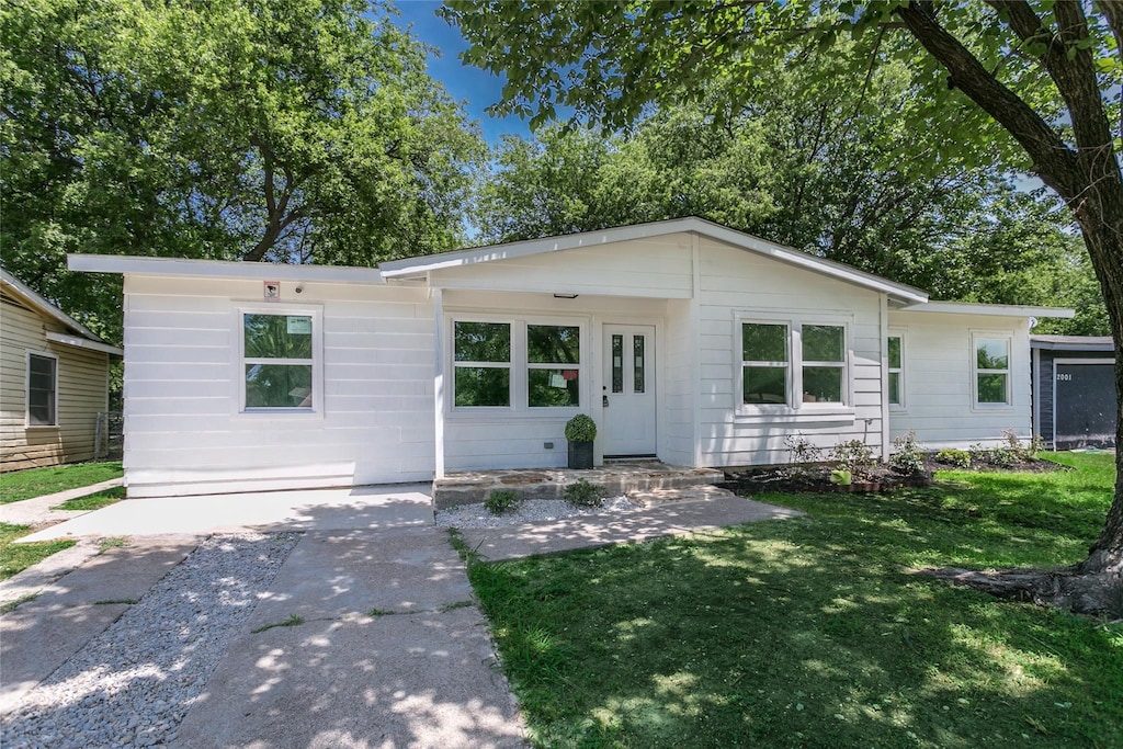 single story home with a front yard