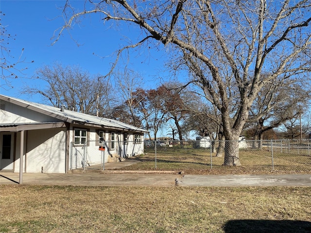 view of yard with a patio