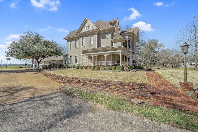 view of front facade with a porch and a front yard