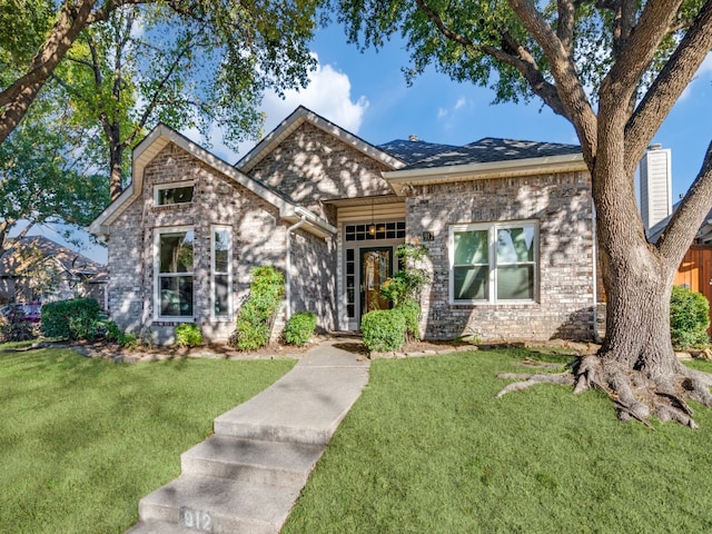 view of front of property featuring a front lawn