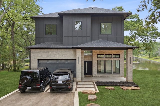 view of front of property featuring a front yard and a garage