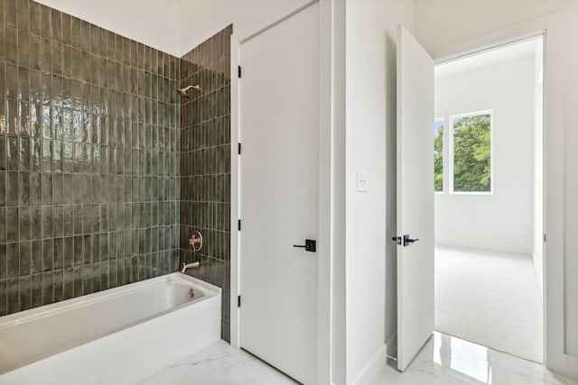 bathroom featuring tiled shower / bath combo