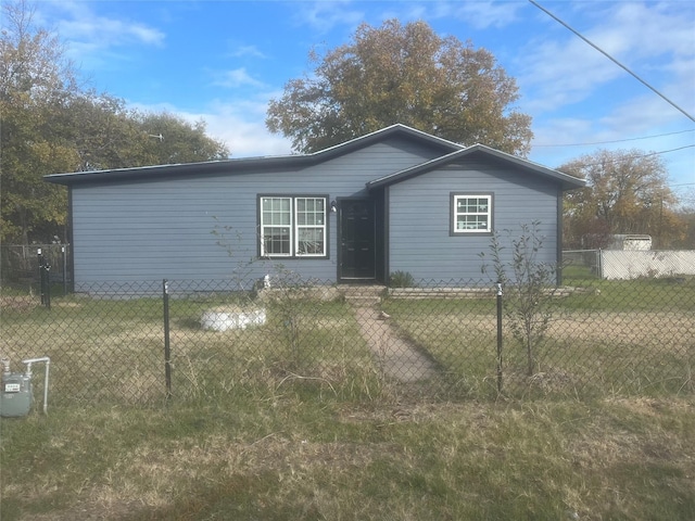 view of front of house featuring a front yard