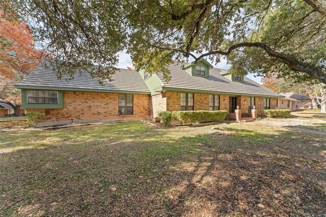 view of front of home featuring a front yard