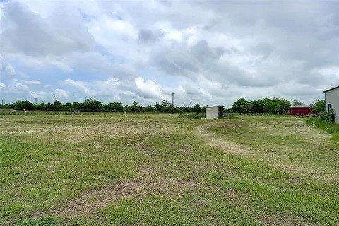 view of yard featuring a rural view