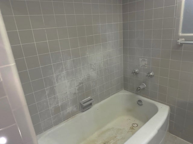 bathroom featuring tiled shower / bath combo