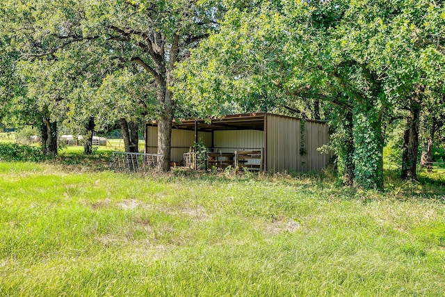 view of yard with an outdoor structure