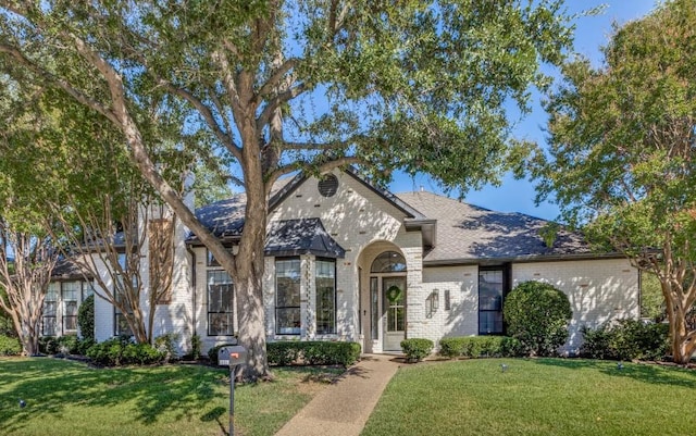 view of front of house featuring a front lawn