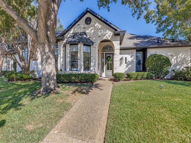 view of front of property with a front yard