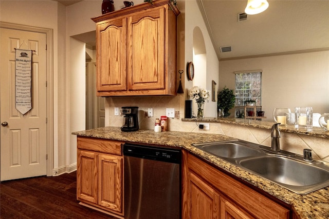 kitchen with dark wood-style flooring, visible vents, backsplash, a sink, and dishwasher