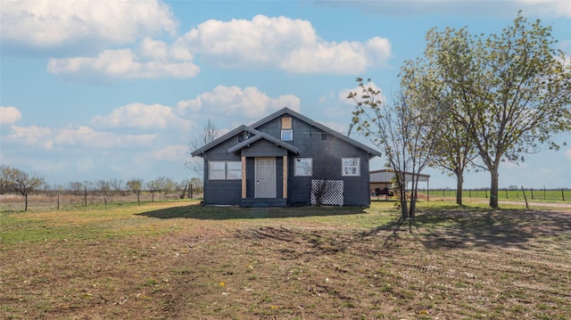 view of front facade featuring a front lawn