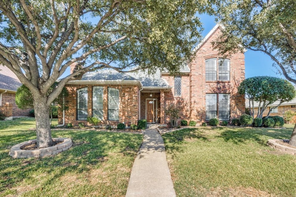 view of front of home with a front lawn