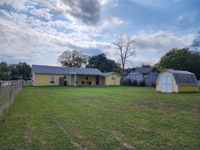 view of yard featuring a storage shed