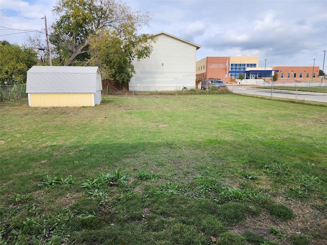 view of yard with a storage shed