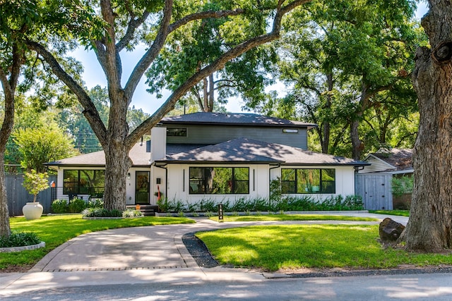 view of front of property featuring a front yard