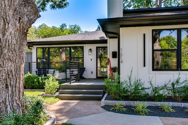 entrance to property featuring a porch