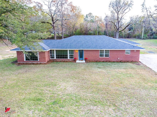 single story home with a front lawn