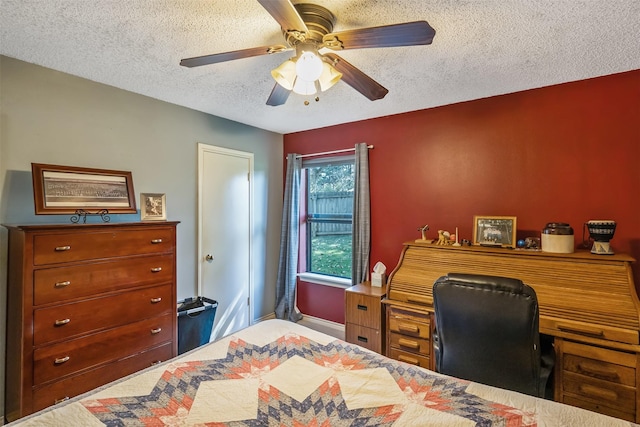 bedroom featuring ceiling fan and a textured ceiling