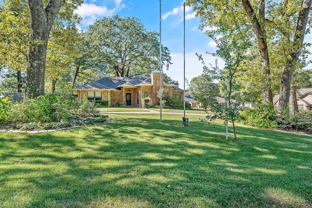 view of front of home featuring a front lawn