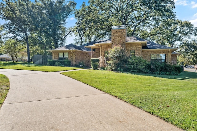 single story home featuring a front yard