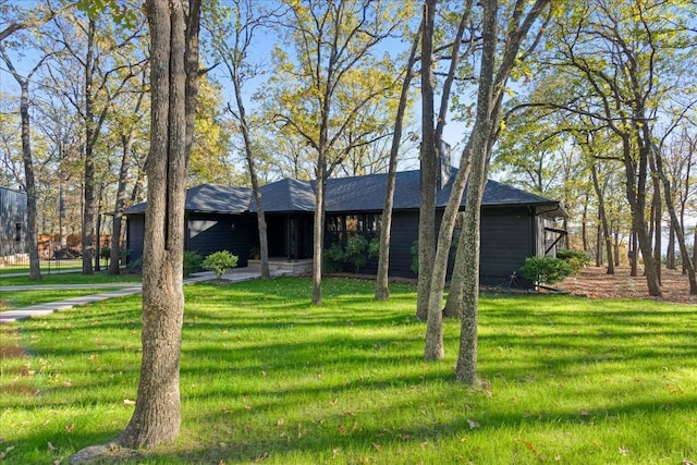 view of front of property featuring a front lawn