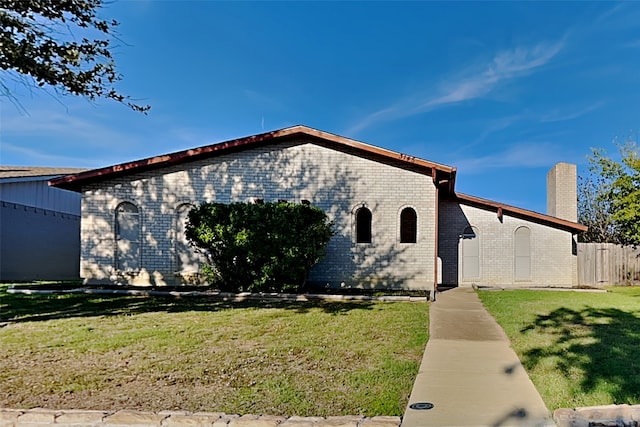 view of front facade featuring a front lawn