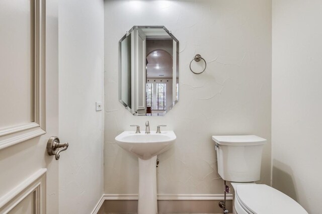 unfurnished bedroom featuring ceiling fan, a raised ceiling, ornamental molding, and light wood-type flooring