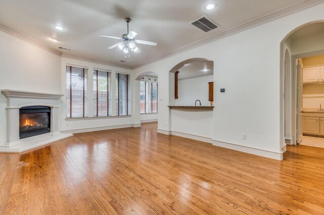 unfurnished dining area featuring ornamental molding, light hardwood / wood-style flooring, and an inviting chandelier