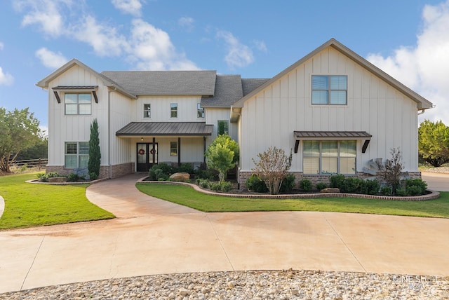 modern inspired farmhouse featuring a front yard