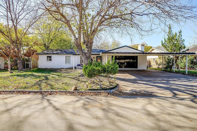 ranch-style home featuring a front lawn