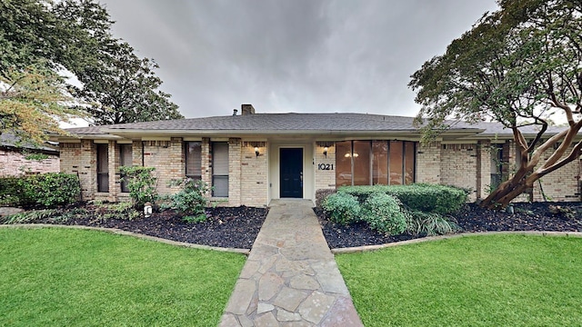 view of front facade featuring a front lawn