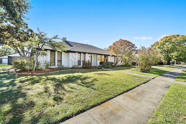 view of front facade featuring a front lawn