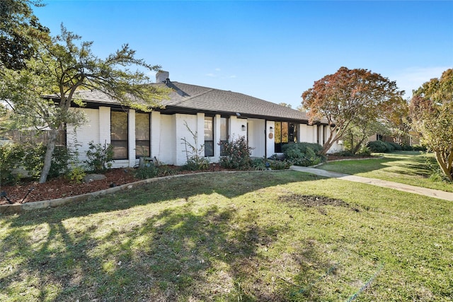 single story home with a front yard