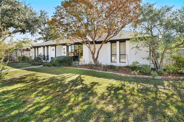 view of front facade with a front lawn