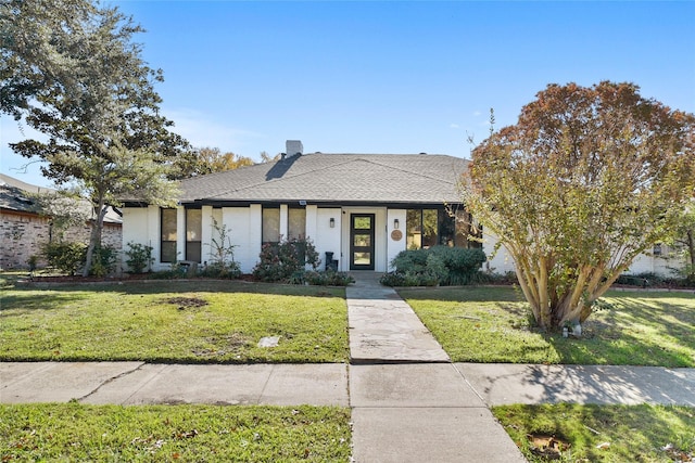 view of front of property with a front yard